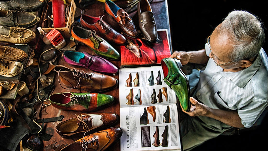 Bức ảnh một nghệ nhân làm giày da thủ công đã 90 tuổi ở TP HCM của tác giả Trần Việt Văn. (Nguồn ảnh: thanhnien.vn)